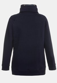 Felpa navy con colletto alto, dotata di un accento intrecciato e hardware dorato. Texture liscia e maniche lunghe.