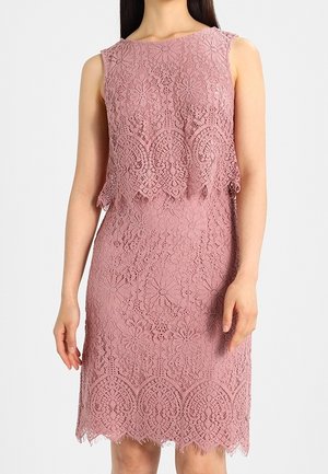 Ærmeløs kjole i støvet lyserød blonder med blomster- og geometriske mønstre, lagdelt overdel og bølget kant lige over knæet.