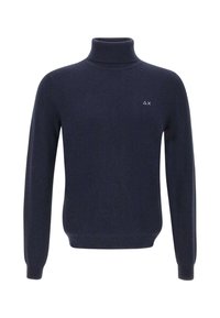 Maglione a collo alto lavorato a maglia di un blu navy scuro con maniche lunghe e piccolo triangolo bianco con logo "X" sul lato sinistro del petto.