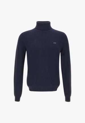 Maglione a collo alto lavorato a maglia di un blu navy scuro con maniche lunghe e piccolo triangolo bianco con logo "X" sul lato sinistro del petto.
