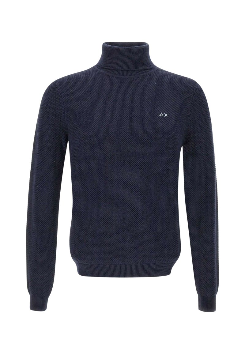 Maglione a collo alto lavorato a maglia di un blu navy scuro con maniche lunghe e piccolo triangolo bianco con logo "X" sul lato sinistro del petto.