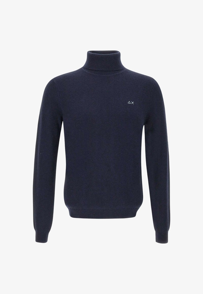 Maglione a collo alto lavorato a maglia di un blu navy scuro con maniche lunghe e piccolo triangolo bianco con logo "X" sul lato sinistro del petto.