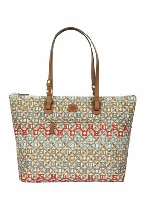 Sac cabas avec anses en cuir marron et fermeture éclair, présentant un motif géométrique et typographique beige, rouge et gris sur toute la surface du tissu.