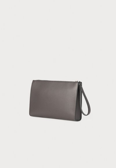 Borsa a pochette in pelle grigia con texture liscia, chiusura con zip e una tracolla rimovibile. Forma rettangolare, design minimalista, senza motivi visibili.