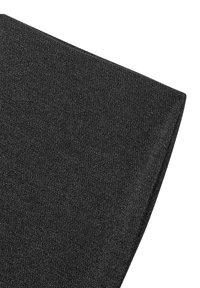 Tessuto grigio scuro con una superficie texture. Il materiale sembra essere tessuto con una leggera lucentezza, mostrando una piega o un bordo triangolare.
