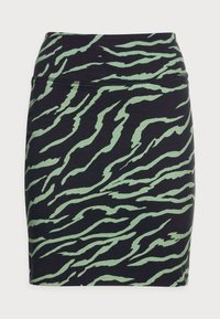 falda negra a la altura de la rodilla con un patrón de rayas de tigre verdes, fabricada con un tejido suave. Presenta una cinturilla ajustada y una textura lisa.