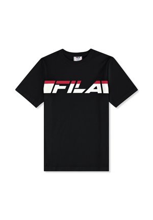 Camiseta negra de manga corta con un llamativo logo FILA en blanco y rojo que atraviesa el pecho y un cuello redondo.