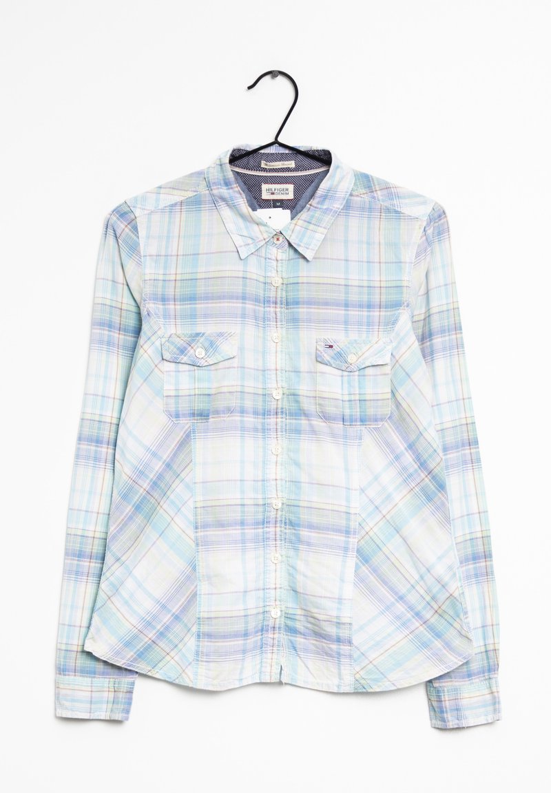 Camisa de cuadros de manga larga en azul claro, verde y púrpura. Presenta un cuello, cierre de botones y dos bolsillos en el pecho con solapas. Material de algodón.