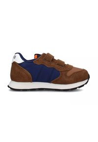 Sneaker marrone e blu realizzato in materiali scamosciati e nylon, con strap a gancio e velcro, suola leggera e accenti bianchi a contrasto.