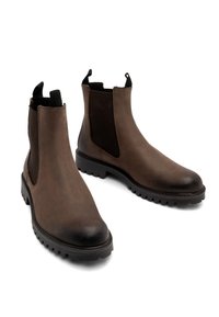 Brązowe skórzane botki Chelsea z elastycznymi panelami bocznymi i pętelkami, z teksturowaną czarną gumową podeszwą zapewniającą przyczepność i trwałość.