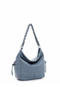 Sac à épaule en tissu bleu doux avec une sangle tressée, forme décontractée, fermeture à glissière sur le dessus et poche latérale, comportant un logo subtil.