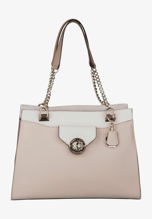 Sac à main en cuir beige et blanc avec des anses en chaîne dorée, rabat avant orné d'un médaillon doré, et un petit porte-clés en cuir attaché.