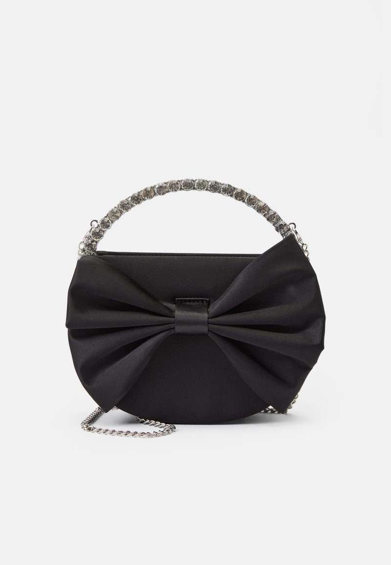Pochette en satin noir avec grand nœud, anse incurvée ornée de cristaux et bandoulière en chaîne argentée sur fond blanc.