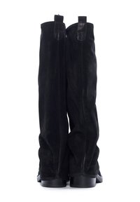 Czarne zamszowe botki do kolan o luźnym kroju, z teksturowaną powierzchnią i dwiema tylnymi pętlami ułatwiającymi zakładanie. Płaski obcas, gładka podeszwa.