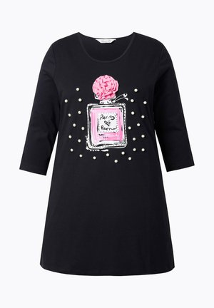 Tunic nera a maniche lunghe con grafica di una bottiglia di profumo rosa, fiore in tessuto rosa tridimensionale sopra e perle bianche simili a perle sparse sul davanti.