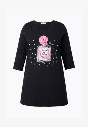 Černá tunika s dlouhým rukávem, na které se nachází grafika růžové lahvičky parfému, 3D růžová květina z látky nahoře a rozptýlené bílé perlové korálky na přední straně.