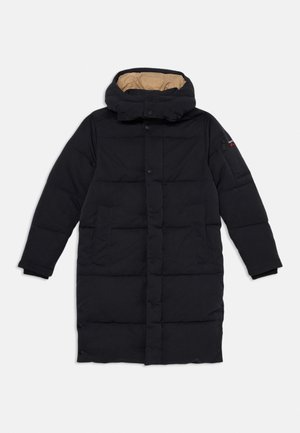 Manteau long matelassé bleu marine avec capuche, doté d'une fermeture éclair et de boutons, de poches avant et d'une doublure intérieure beige contrastante.
