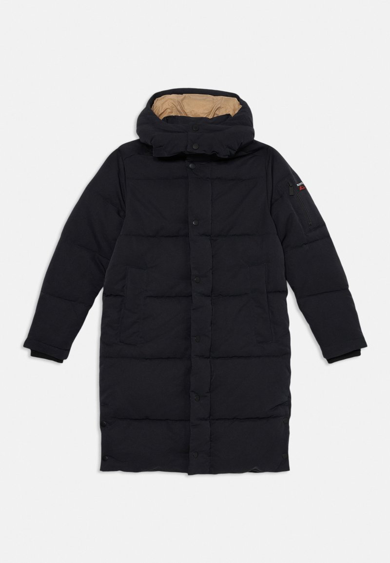 Manteau long matelassé bleu marine avec capuche, doté d'une fermeture éclair et de boutons, de poches avant et d'une doublure intérieure beige contrastante.