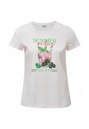 T-shirt blanc à manches courtes avec un motif représentant une boisson rose avec de la menthe et des mûres, texte « SUMMER vibes » et « SALSA JEANS » sur le devant.