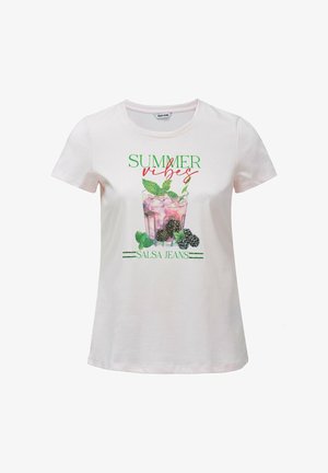 T-shirt blanc à manches courtes avec un motif représentant une boisson rose avec de la menthe et des mûres, texte « SUMMER vibes » et « SALSA JEANS » sur le devant.