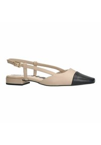 Beige slingback ballerina's met een spitse neus en een zwarte leren accent. Heeft twee verstelbare banden en een lage vierkante hak. Glad textuur.