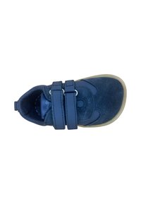 Zapato infantil en azul marino con doble cinta autoadhesiva, textura de ante, puntera redondeada y suela de goma. Cuenta con una plantilla acolchada.