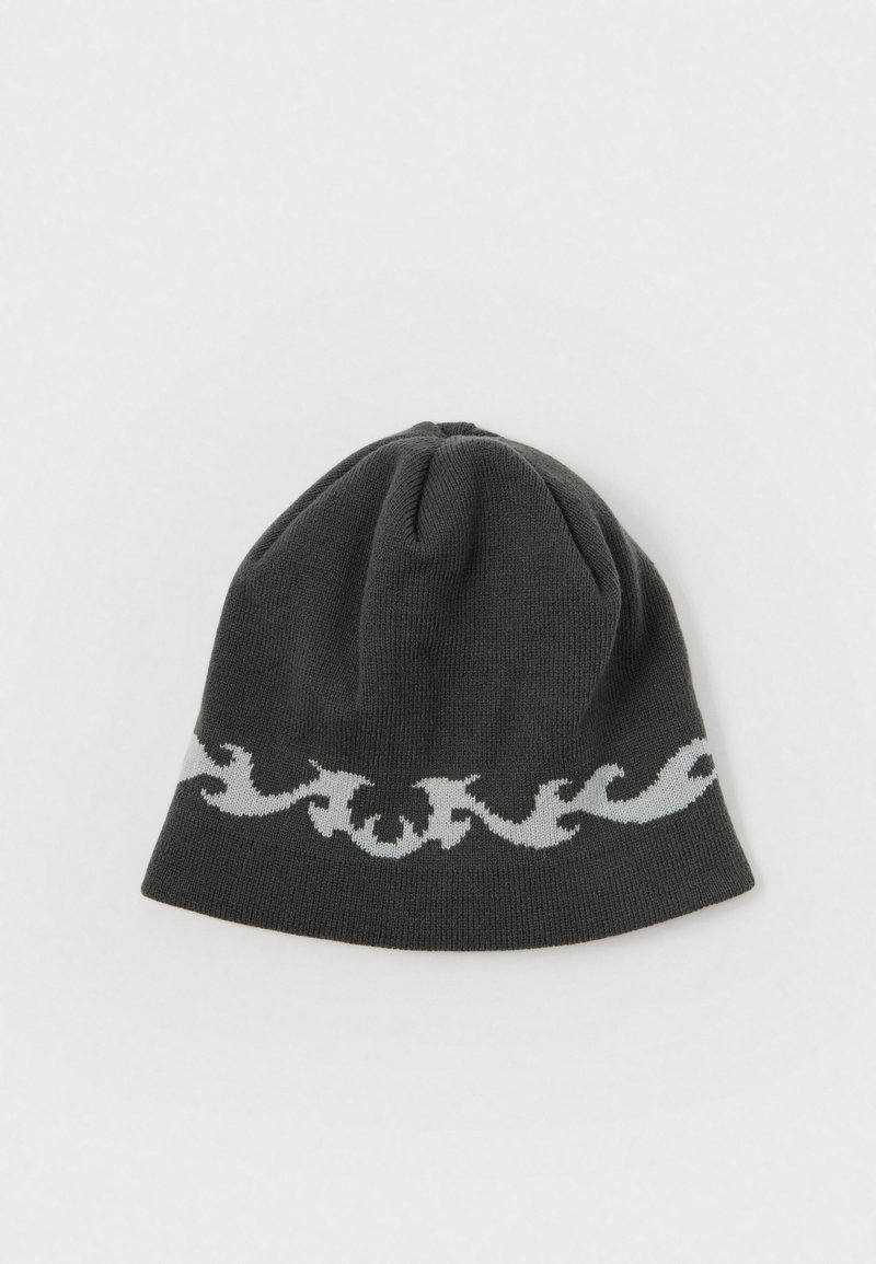 Cappello a maglia di colore grigio scuro con un motivo astratto a onde grigio chiaro che circonda il bordo inferiore.