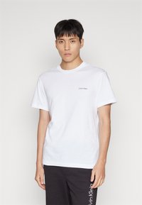 Calvin Klein ANGLED BACK LOGO - Apdrukāts T-krekls - bright white