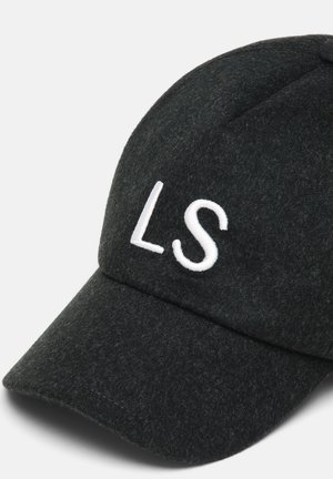 Casquette de baseball en laine noire avec lettres blanches brodées "LS" sur le panneau avant et une visière incurvée.