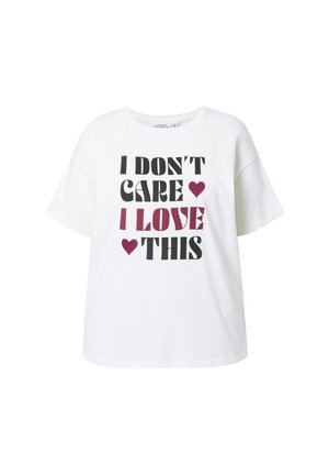 Camiseta blanca de manga corta con el texto en negrita 'NO ME IMPORTA, ME ENCANTA ESTO' y dos símbolos de corazón en color burdeos en el frente.