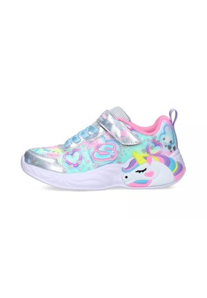 Sneakers luminosi in azzurro pastello con accenti argentati, caratterizzati da un design di unicorno e motivi a cuore. Con cinturino in velcro e suola ammortizzata.