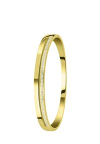 Gouden armband van geel goud met een gladde afwerking, voorzien van een lijn van kleine, heldere stenen die langs één kant zijn gezet voor accentuering.