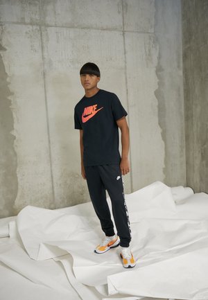 TEE - Printtipaita - black