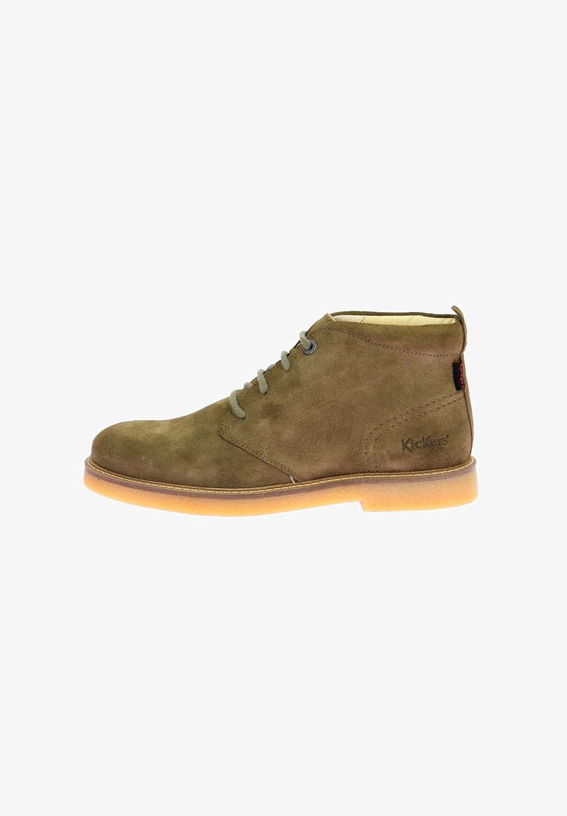 Bottes de cheville en suede vert olive avec bout rond, lacets gris et semelle en caoutchouc. Présente le logo Kickers embossé sur le côté.