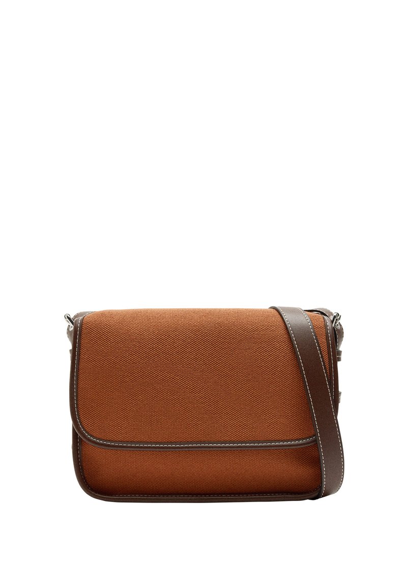 Brązowa torba na ramię z płaską klapą, białymi przeszyciami i ciemnobrązowym regulowanym paskiem. Prostokątny kształt i fakturowany materiał.