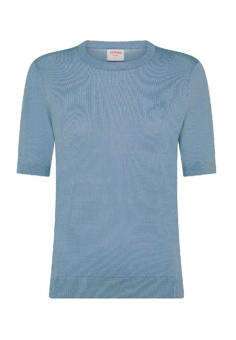 T-shirt lavorato a maglia blu chiaro con maniche corte, texture a costine, scollo rotondo e dettagli del logo discreti nella zona sinistra del petto.
