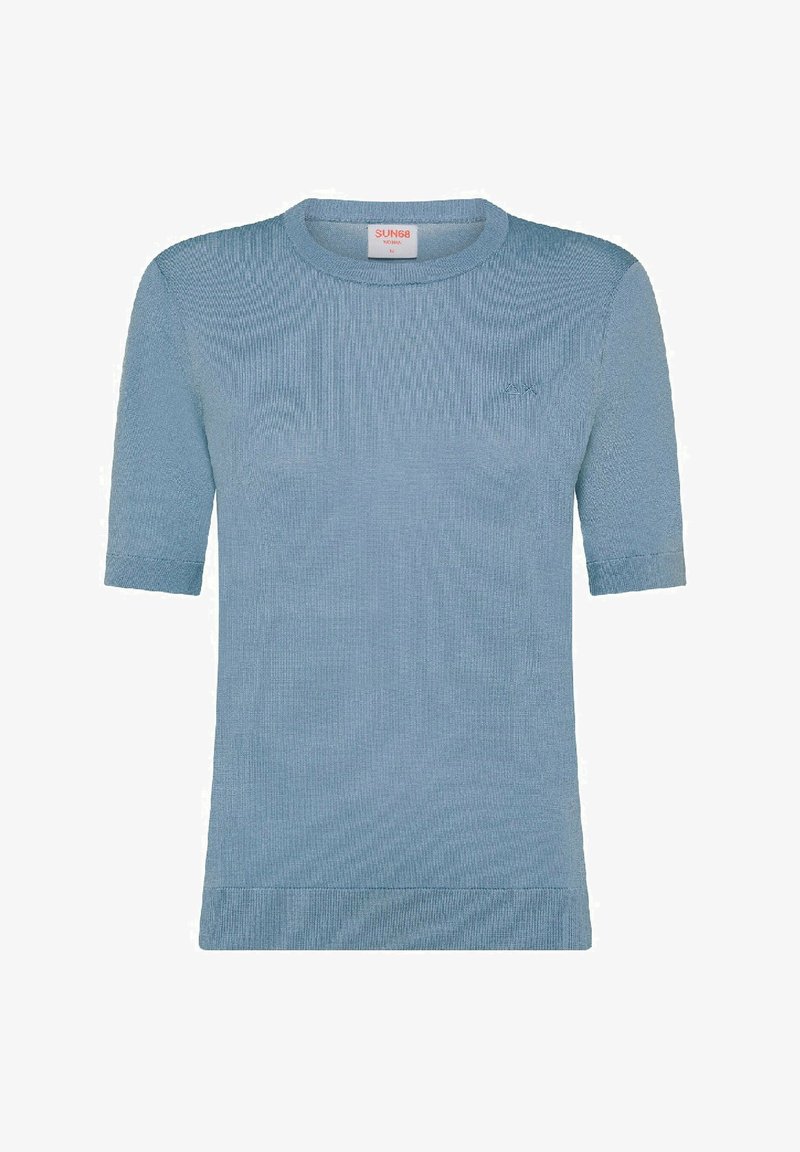 T-shirt lavorato a maglia blu chiaro con maniche corte, texture a costine, scollo rotondo e dettagli del logo discreti nella zona sinistra del petto.