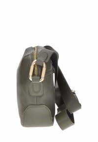 Borsa a tracolla in pelle verde oliva con una cerniera dorata, superficie texturizzata e un tracolla removibile con dettaglio in metallo.