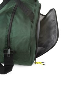 Bolsa de deporte de tela verde con exterior texturizado, que cuenta con un cierre negro y un tirador amarillo. El interior tiene un patrón geométrico.