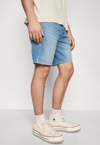 Wrangler FRONTIER - Shorts vaqueros - johnny