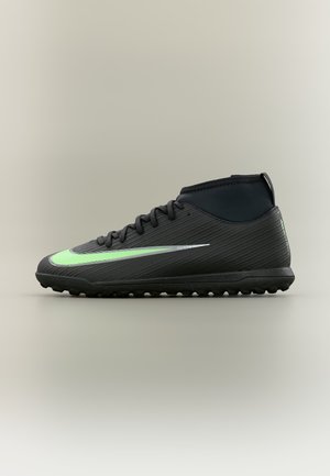 Čierna futbalová kopačka Nike na umelú trávu s svetlozeleným swooshom, zaväzovaním vpredu, golierom na členok a textúrovanou podrážkou pre lepšiu trakciu.