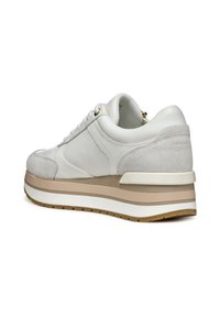 Sneaker bianco con un mix di materiali lisci e testurizzati, suola piatta spessa con accenti beige e crema, e design con lacci.