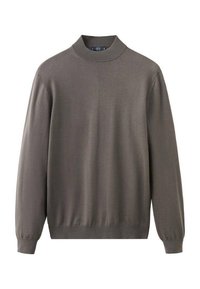 Brązowy sweter z wysokim kołnierzem typu mock neck i długimi rękawami, z prążkowanymi mankietami oraz miękką, gładką teksturą w jednolitym, minimalistycznym wzorze.