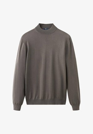 Brauner Pullover mit hohem Kragen und langen Ärmeln, ausgestattet mit gerippten Bündchen und einer weichen, glatten Textur in einem schlichten, minimalistischen Design.