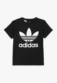 Melna kokvilnas T-krekls ar lielu baltu Adidas logo un trim svītrām virs tā. Klasiska apaļa kakla forma, īsas piedurknes un gluda tekstūra.