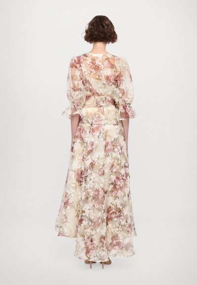 Floral maxi jurk van doorschijnende stof met pofmouwen, met een pastel kleurenpalet van roze, crème en groen, en rimpeldetails.