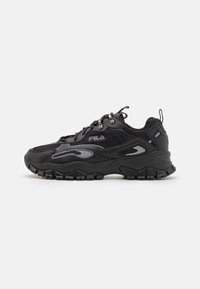 Svart sneaker med ovandel i mesh och syntetmaterial, gummisula, rund tå och reflektande accenter på sidorna och snörningen.