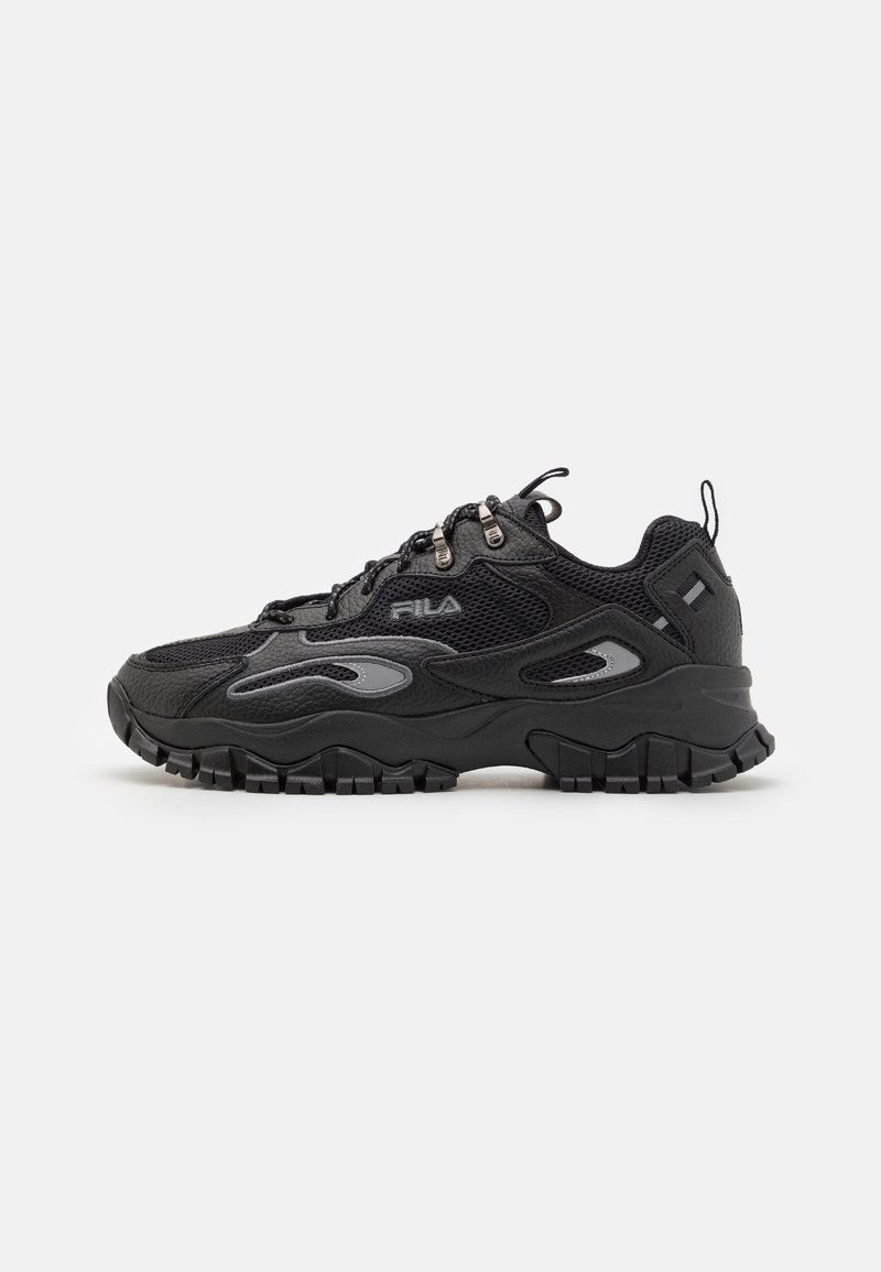 Svart sneaker med ovandel i mesh och syntetmaterial, gummisula, rund tå och reflektande accenter på sidorna och snörningen.