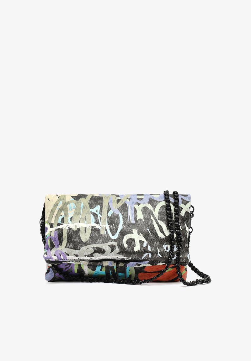 Pochette multicolore en toile texturée, ornée de motifs de graffiti abstraits. Elle possède une bandoulière en chaîne noire et un design plié.