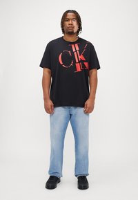Calvin Klein Jeans SCATTERED LOGO TEE - Print T-shirt - black/red